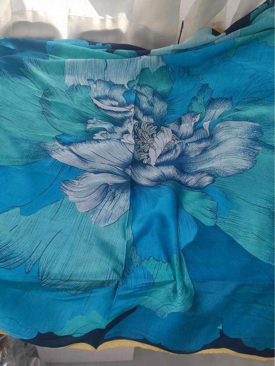 1 buah Syal Besar Wanita Bertekstur Halus Satin dengan Motif Kacang Mete, Cocok untuk Jalan-jalan, Liburan, dan Pemakaian Sehari-hari - Bunga biru besar - View 1