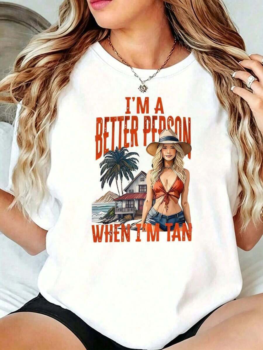 Women's White Cotton T-Shirt With A Retro Tropical Print "I'm A Better Person When I'm Tan", Featuring A Woman In A Swimsuit, Cowboy Hat, Palm Tree, Beach House And Summer Phrase. Chic, Summery And Relaxed Style, Ideal For Everyday Wear, Beach, Vacation And Casual Summer Looks. - 白色的 - 查看 1
