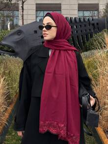 1条珍珠雪纺蕾丝边头巾，采用珍珠雪纺面料，柔软透气，精致的睫毛蕾丝边增添优雅气质，经典藏蓝色设计尽显高贵气质，可作头巾、围巾或披肩使用，适合通勤、度假、派对等各种场合，轻松打造优雅造型。 - 藍色 - 查看 8