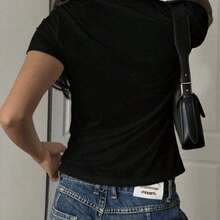Playera "Feliz Día de la Madre" con Flores y Regalo, Diseño Elegante para Mujer, Ropa Festiva de Primavera, Regalo para Mamá - Negro - Ver 2