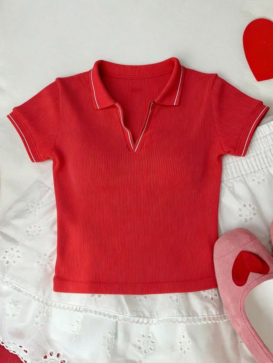 Women's Short-Sleeved Polo Shirt With A V-Neck And Contrasting Stripe Details, Available In Regular And Cropped Fits, Ideal For Everyday Wear, Casual Looks, And Sporty Outfits - 紅色 - 查看 1