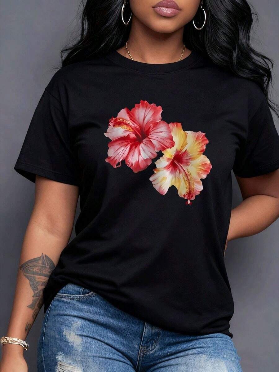 Vibrantes flores de hibisco con pétalos en tonos rojos blancos y amarillos que evocan la belleza tropical y la alegría del verano ideales para un look fresco y radiante Camiseta de mujer manga corta cómoda transpirable 220g,maija mujer curvy. - Negro - Ver 1