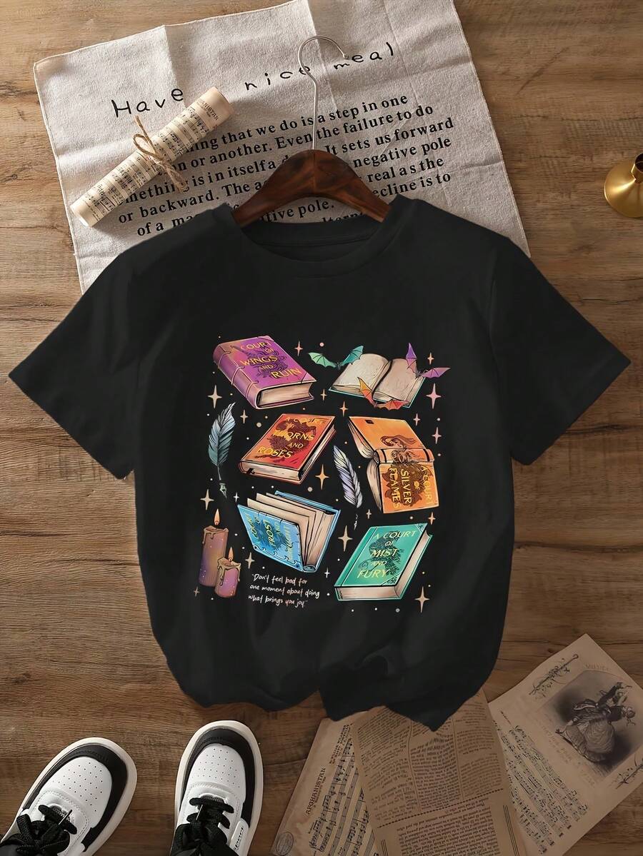 Camiseta de poliéster de talla grande para mujer con estampado gráfico de amante de libros Velaris, top casual de manga corta con cuello redondo, tejido de punto ligeramente elástico, ropa de verano con estampado de alfabeto. - Negro - Ver 1
