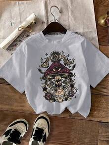 Size Plus, This T-Shirt Features A Fantastical Design Incorporating Occult Symbols, Including A Levitating Eyeball, A Flying Agaric Mushroom, An Ouroboros, A Skull, And Lunar Phases-All Surreal Elements. The Overall Visual Style Blends Dark Magic And Cosmetics. - 淺灰色 - 查看 5