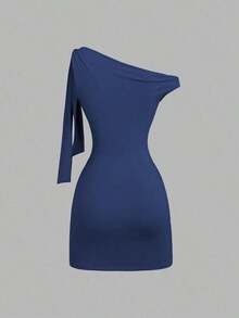 Vestido ceñido sexy con volantes asimétricos en los hombros, que cincha la cintura y tiene una silueta favorecedora, falda mini elegante francesa - Azul lavado oscuro - Ver 2