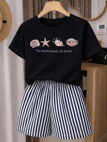 Una camiseta de manga corta para mujer con estilo retro americano, de corte holgado y con diseño estampado (los pantalones son solo para sugerencias de estilo). Esta pieza sencilla y elegante presenta un patrón de letras impresas con temática tropical, lo que la convierte en un elemento imprescindible para crear un look relajado de vacaciones, perfecto para ocasiones como el Día del Trabajo y el Día de la Independencia de México. - Negro - Ver 7