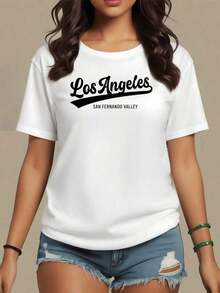 El estampado celebra la energía  moderna de Los Ángeles con letras elegantes que evocan el espíritu urbano del Valle de San Fernando camiseta para mujer confeccionada en suave tejido 100% algodón ideal para un look casual y cómodo,maija mujer curvy. - Blanco - Ver 1