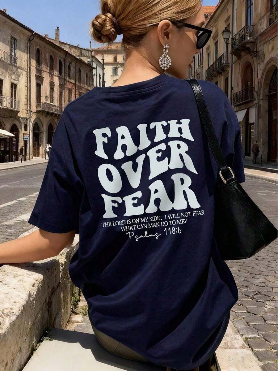 Camiseta de manga corta con cuello redondo y estampado de la frase "La creencia vence al miedo", estilo casual y de resort, uso diario esencial. Camiseta gráfica de mujer, blusa blanca de de verano Playeras Deportivas Para Mujer
