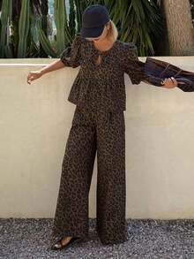 Blusa de mezclilla con cuello de corbata, mangas abullonadas y volante, y pantalón vaquero de pierna ancha - Café integral - Ver 5