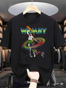 Camiseta de Fiesta para Hombre de Manga Corta Retro con Diseño de Jugador de Baloncesto Wembanyama Flotando en el Espacio, Pista de Arcoíris y Fondo Cósmico, Adecuada para Actividades al Aire Libre - Negro - Ver 7