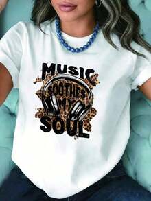 Camiseta de manga corta informal para amantes de la música, 100% algodón, con estampado de leopardo y diseño de auriculares con la frase "La música calma mi alma". - Blanco - Ver 4