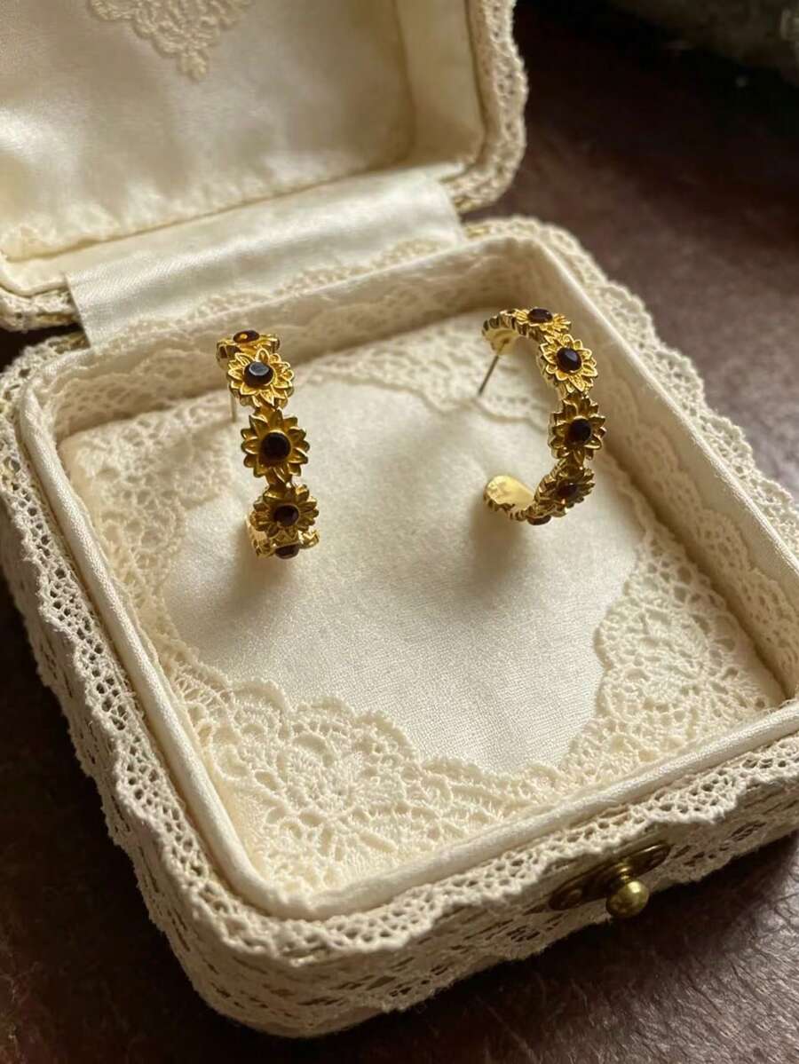 1 Đôi bông tai hình hoa cúc, kiểu dáng tươi mới và tối giản.