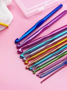 14支随机颜色铝制钩针套装，尺寸2.0mm-10.0mm（钩针颜色随机），5.91英寸符合人体工学的舒适手柄，光滑耐用，不易变形，DIY编织工具，一套即可满足大多数钩针编织项目的需求，例如毛衣、壁挂、毯子、玩偶、配件等。 - 氧化鋁鉤針 - 查看 3