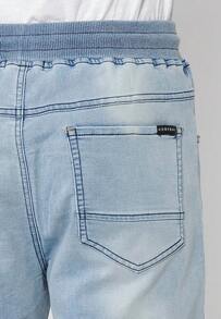 Koroshi Pantalón Corto Jogger Denim Hombre – KOROSHI composición 83% Algodon, 14% Poliester, 3% Elastano AZUL CL / LIGHT BLUE Tallas S/M Bermuda jogger versátil y cómoda, con cintura elástica ajustable con goma y cordón, y acabado en vuelta. - Celeste - Ver 9