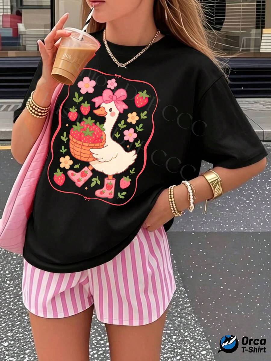 Fashionable And Personalized Y2K Women's T-Shirt, 180g Pure Cotton, Loose-Fitting Short-Sleeved Top, Stylish Urban Design, Casual And Breathable For Everyday Wear, Creative Print Summer Set, Perfect Gift For Outdoor Sports. Cute And Feminine Design Featuring A Pink Duck Holding A Basket Of Strawberries With Floral And Strawberry Motifs, Suitable For Spring And Summer Wear. - 黑色 - 查看 1