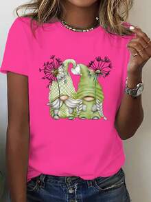 Plus Size Women's T-Shirt With A Print Of Two Cartoon Gnomes Wearing Green Hats And White Beards, Adorned With Dandelion Letter Prints On The Hats. Plus Size, Crew Neck. - 玫紅色 - 查看 6