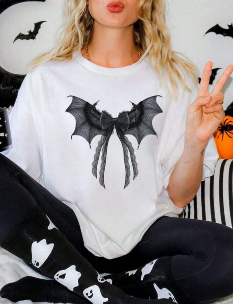 Una camiseta de manga corta para mujer con estilo retro americano, de diseño holgado y estampado (los pantalones son solo sugerencias de estilo). Este artículo sencillo y a la moda presenta patrones de texto con estampados tropicales, y es un elemento imprescindible para crear un estilo relajado de vacaciones, siendo muy adecuado para el Día del Trabajo y el Día de la Independencia de México. - Blanco - Ver 1