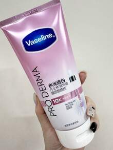 Vaseline Brightening Essence Body Lotion 280ml: Mencerahkan dan meratakan warna kulit, mengurangi kekusamian, dan memiliki tekstur essence ringan yang cepat menyerap, melembapkan secara mendalam. Cocok untuk semua jenis kulit. - Vaseline Brightening Essence Body Lotion - View 6