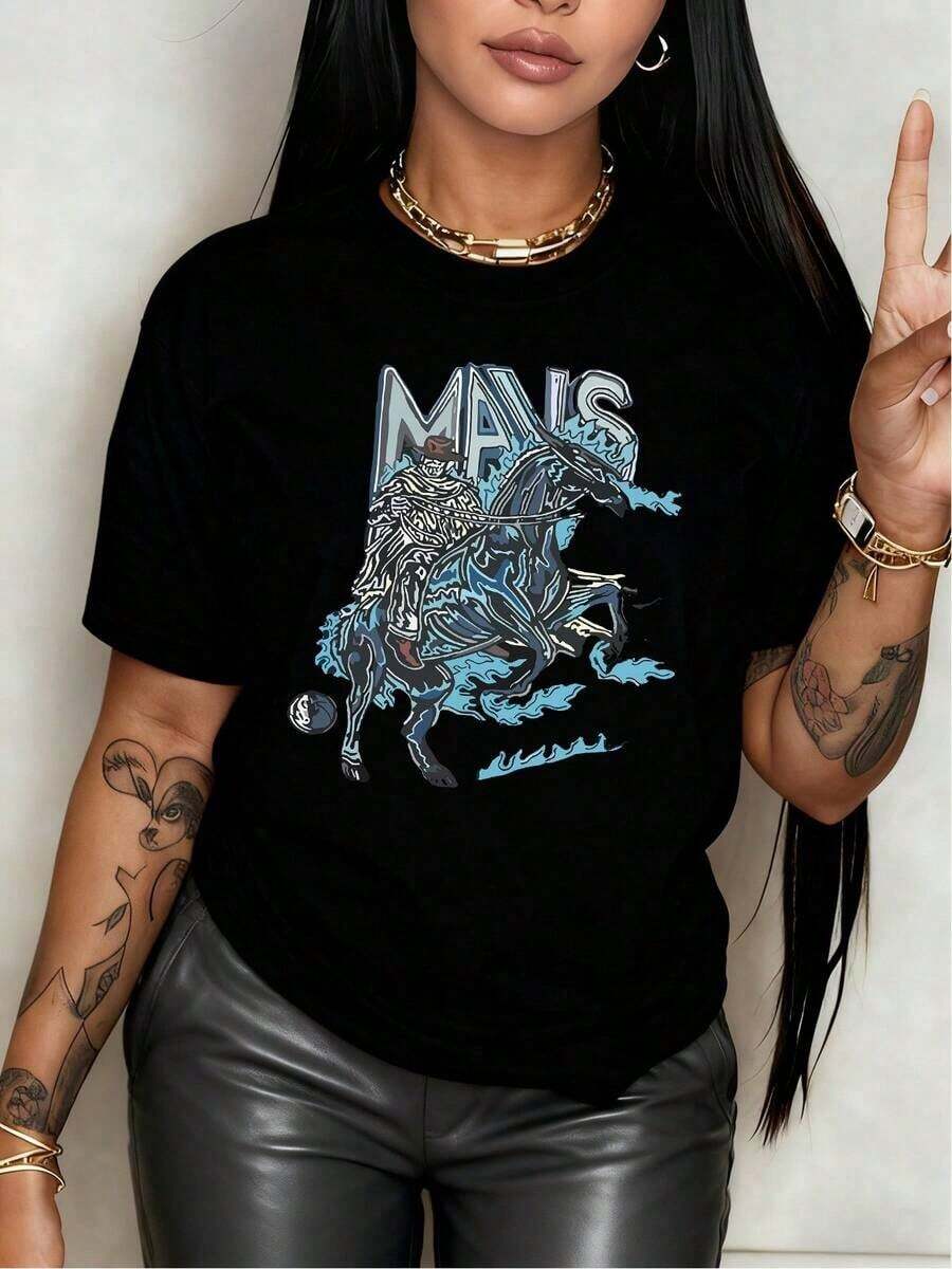 Premium. A Skeletal Rider Rides A Spectral Flaming Steed. Women's T-Shirt, 100% Cotton, Displaying Bravery And Mystery In A Bold Design With The Word 'MAIS' Boldly Printed. . - 黑色 - 查看 1