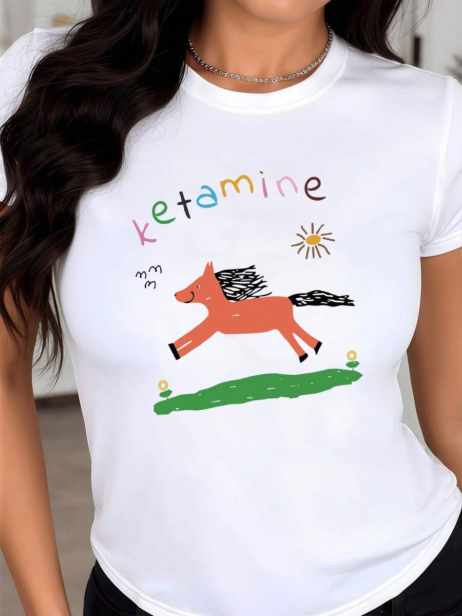 Caballo naranja corriendo con energía sobre un prado verde bajo un sol brillante simbolizando libertad alegría y dinamismo camiseta de mujer casual blanca cómoda para uso diario - Blanco - Ver 1