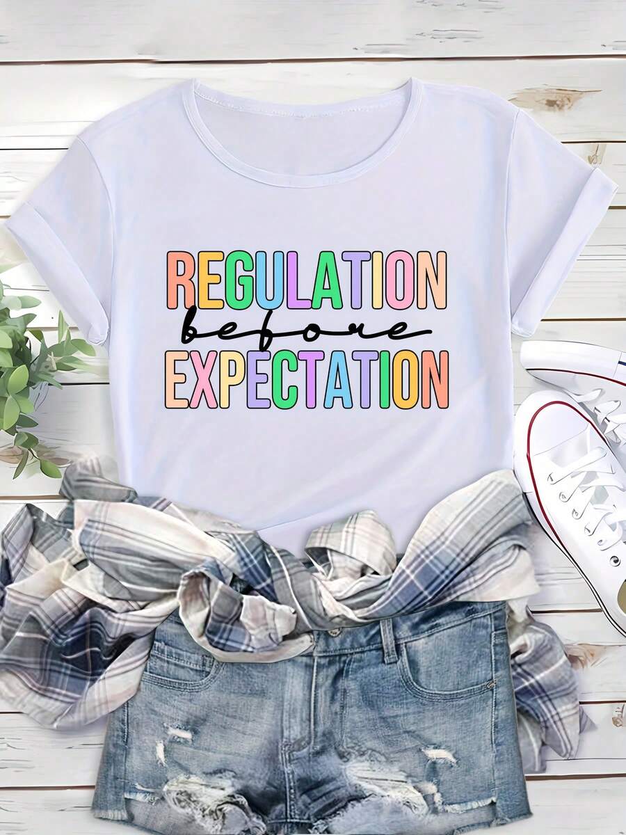 Camiseta de algodón de manga corta para mujer, camiseta casual de manga corta con estampado de letras coloridas "REGULATION before EXPECTATION", camiseta clásica de cuello redondo, top de verano a la moda. - Blanco - Ver 1