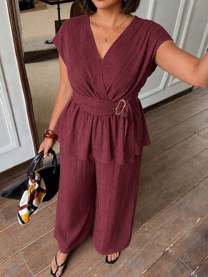 Conjunto de top de manga corta con cuello en V de unicolor minimalista + pantalones para mujer de talla grande, diseño de cinturón con hebilla metálica, tela texturizada, conjunto de verano, elegante e intelectual, conjunto de primavera para damas, minimalista casual, para ir al trabajo, estilo francés retro, conjunto para vacaciones de verano