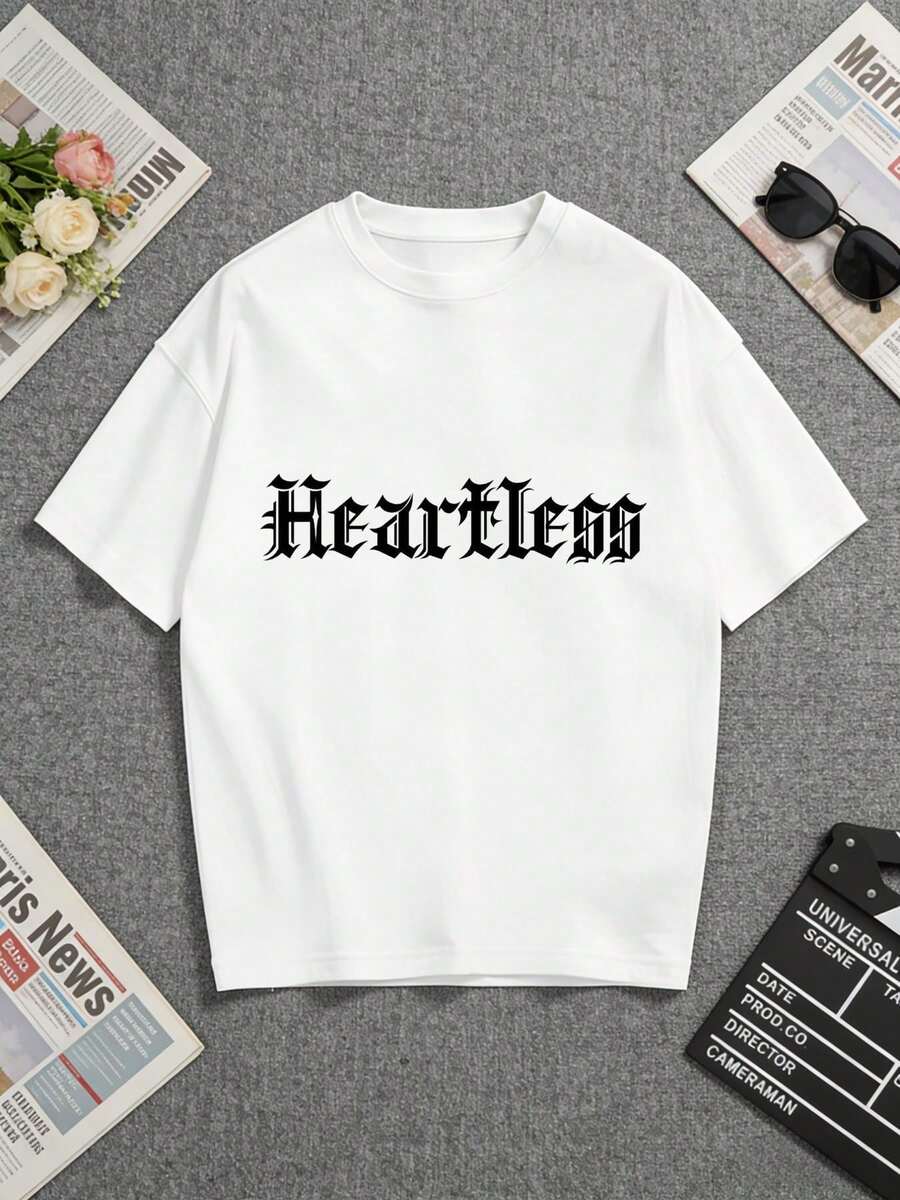 White T-Shirt With A Striking "Heartless" Print In Gothic Font. Perfect For Casual Wear Or As A Unique Gift For Loved Ones. A Short-Sleeved T-Shirt Suitable For Home, Everyday Wear, Parties, And Travel-Ideal As A Gift For Friends Or Family. - 白色 - 查看 1