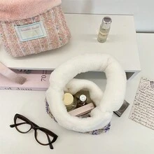 1个毛绒手提包，方便携带，冬天还能暖手。多种颜色可选，收纳功能多样。可装卸化妆刷、护肤品、口红、耳机等物品。 - 彩色 - 查看 4