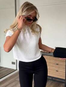 这款别致的女士白色针织上衣采用短袖和罗纹立领设计，是夏季女装的完美之选。 - 白色 - 查看 9
