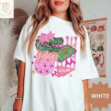1 camiseta de fútbol universitario Gators Game Day, vintage de Florida, linda para chica o niño, regalo de Navidad para estudiante, camiseta de algodón grueso Gainseville Swamp Taiate. Ofrece un ajuste estructurado, una sensación suave y durabilidad a largo plazo. Perfecta para un estilo casual, para usar en capas o como prenda esencial de uso diario, es transpirable pero resistente: tu nueva camisa favorita. 180g 100% algodón, los diseños están impresos. Unisexo. - Blanco 4 - Ver 12