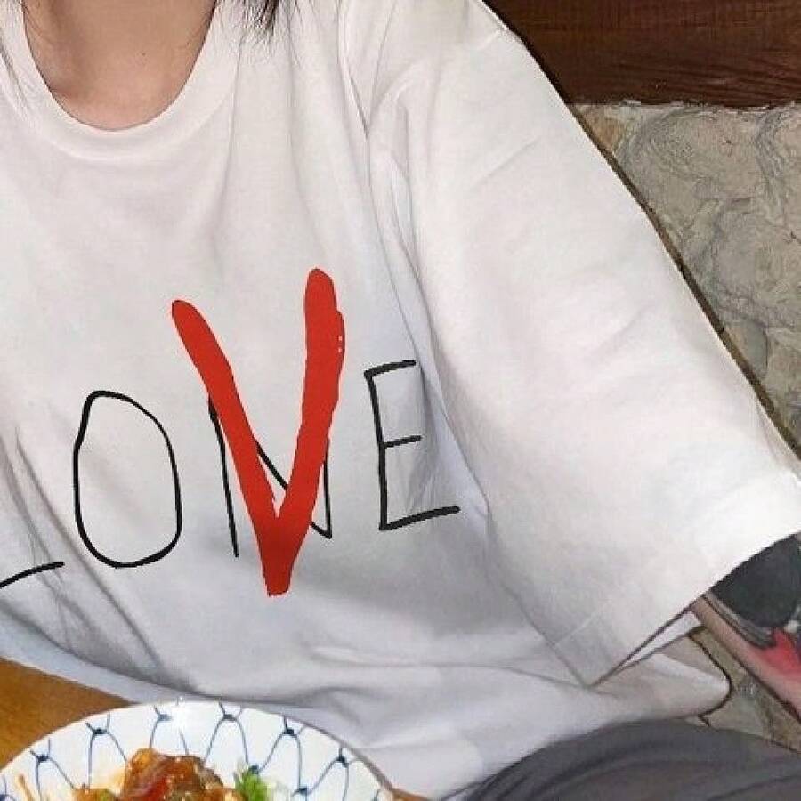 Top de verano de manga corta, rojo brillante, con estampado en V, camiseta universitaria versátil de cuello redondo, estilo urbano de verano para parejas. - Camisa blanca de manga corta [Da Hong V] - Ver 1
