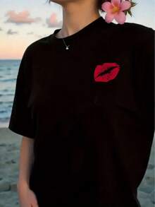 Women's T-Shirt With Red Lip Print - Kiss Design On Both Sides (Front And Back), Round Neck, Short Sleeve, Casual Style With Bold Lipstick Kisses, Black And Red T-Shirt For Casual Outfits, Parties, Valentine's Day, Spring/Summer/Autumn Clothing, Machine Washable, Medium Elasticity Fabric, Loose Fit, Chic And Modern T-Shirt For Women, Y2k Style. - 白色 - 查看 10