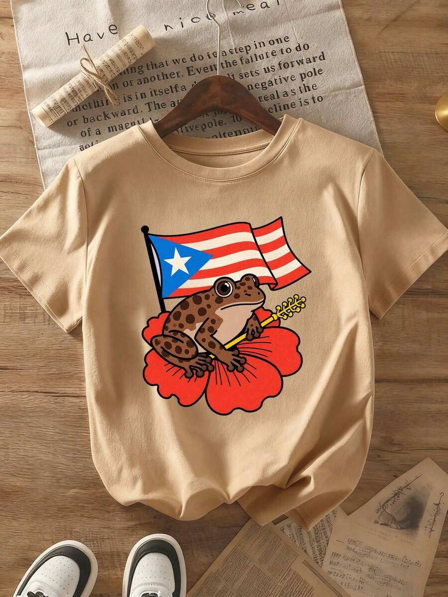 100% Camiseta | Unisex, tela cómoda, ropa casual, diseño de rana manchada marrón sobre flores de hibisco rojas - camiseta con fondo decorado con bolsa de moda, zapatillas y percha de madera. - Albaricoque - Ver 1