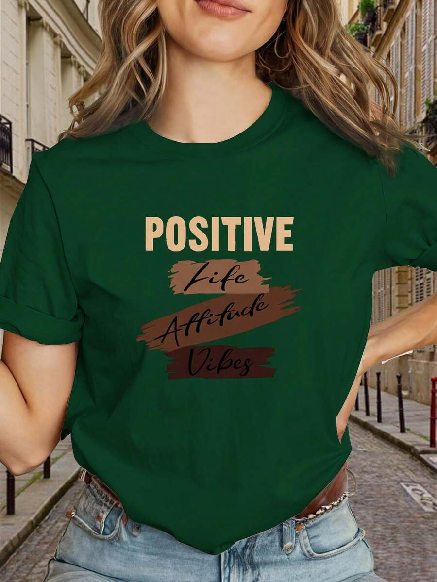 Camiseta de Estilo Y2K para Mujer con Estampado Geométrico y Logotipo, Estilo de Diseñador de Alta Calidad al por Mayor, con la Frase "Positive Lifestyle Vibe, Brown Lettering" - Corte Ajustado, Manga Corta, Camiseta Casual de Verano en Negro y Dorado, Tejido Elástico Lavable a Máquina (Antiarrugas), Nueva Colección 2026 - 100% Algodón Transpirable - Verde - Ver 1