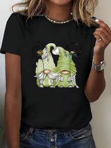 Plus Size Women's T-Shirt With A Print Of Two Cartoon Gnomes Wearing Green Hats And White Beards, Adorned With Dandelion Letter Prints On The Hats. Plus Size, Crew Neck. - 黑色 - 查看 1