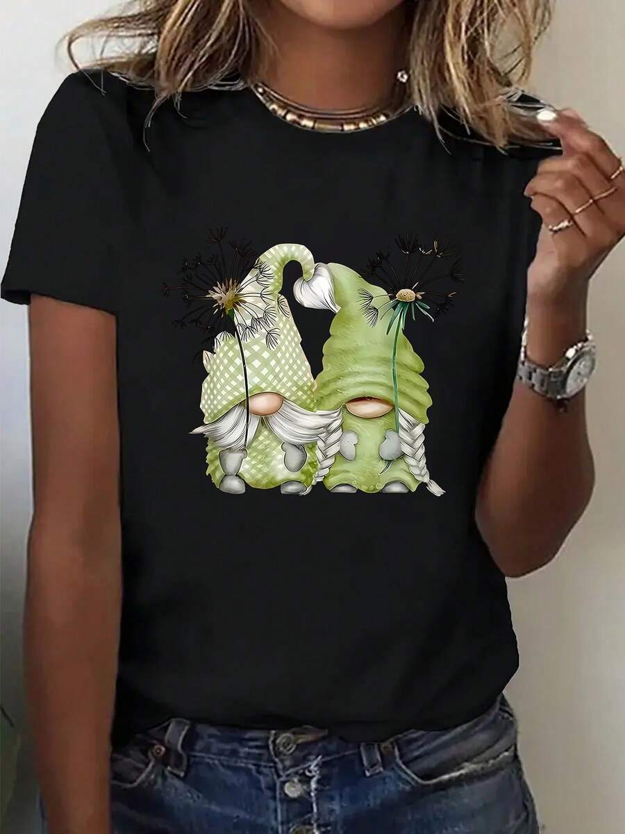 Plus Size Women's T-Shirt With A Print Of Two Cartoon Gnomes Wearing Green Hats And White Beards, Adorned With Dandelion Letter Prints On The Hats. Plus Size, Crew Neck. - 黑色 - 查看 1