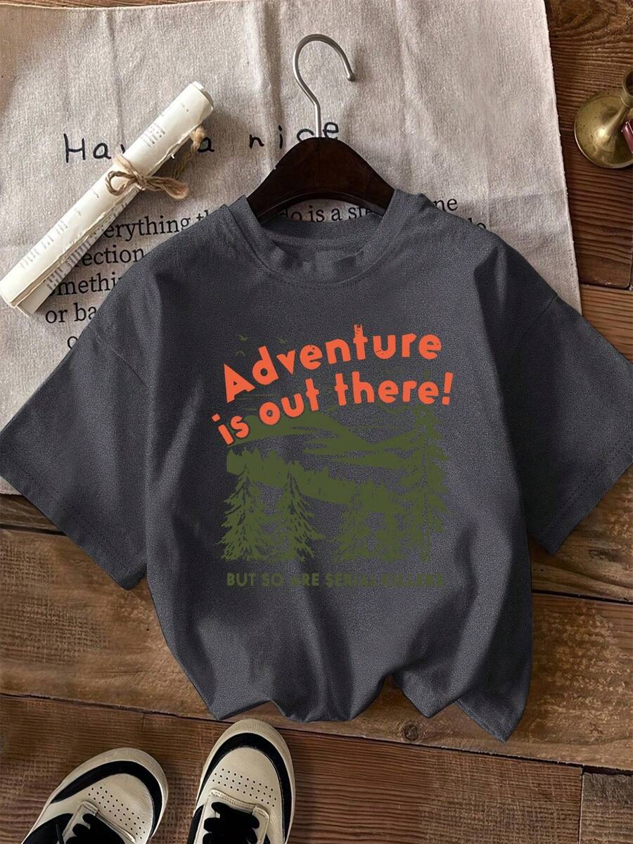 Camiseta Gráfica de Manga Corta para Mujer Talla Grande - "¡La Aventura Está Ahí Fuera!"Estampado de Pino y Letras, Camiseta Casual de Cuello Redondo de Corte Holgado, Lavable a Máquina, Ropa de Primavera Verano para Exteriores, Camisetas para Mujer, Camiseta con Estampado Escénico, Tela Cómoda - Gris Oscuro - Ver 1