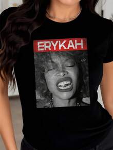 Retrato artístico en tonos grises con detalles rojos que expresa fuerza interior y elegancia moderna ideal para mujeres seguras camiseta de mujer casual de manga corta cómoda y versátil - Negro - Ver 1