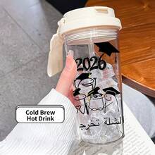 1/5个500毫升塑料杯，带吸管、挂绳和防漏盖，透明冰咖啡杯，印有有趣的毕业图案和阿拉伯文字，适合日常使用，是2026届毕业生的理想礼物。 - 多色-四人學士帽 - 查看 2