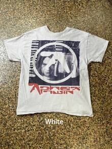 T-shirt Aphex Twin con logo iconico vintage - Maglietta girocollo con stampa di un raro emblema sonoro, adatta per concerti, appassionati di musica e uso quotidiano, lavabile in lavatrice, merchandising retrò per uno stile casual. Abbigliamento uomo, abbigliamento estivo da uomo, t-shirt in cotone, t-shirt da uomo, abiti estivi da uomo, t-shirt da band, t-shirt da uomo, abiti da vacanza per donna, abiti estivi modesti, top in jersey, abbigliamento estivo da donna, top in cotone, top estivi, abiti estivi, top per donna, top bianchi, top da festa. - Bianco - Visualizzare 1