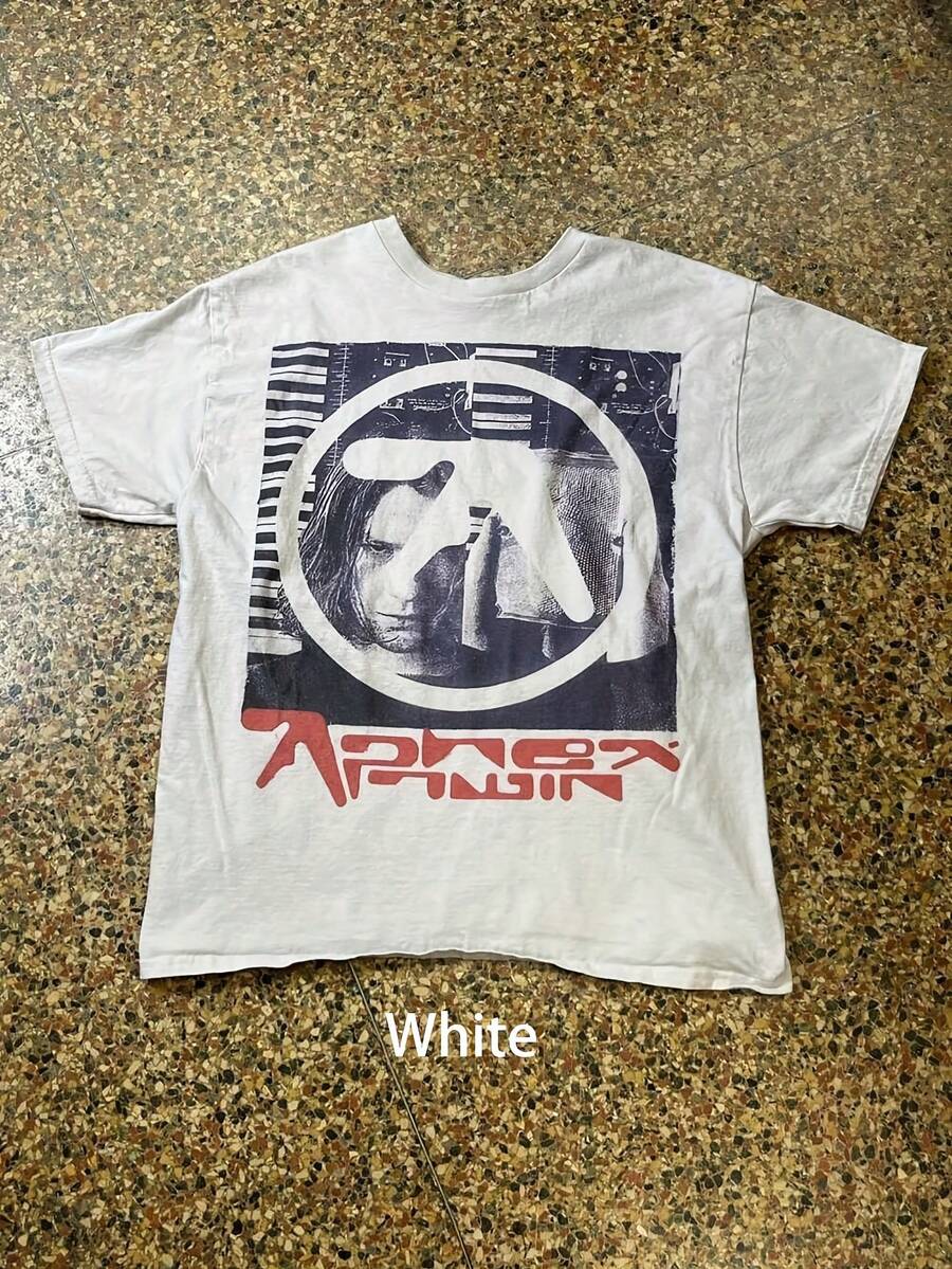 T-shirt Aphex Twin con logo iconico vintage - Maglietta girocollo con stampa di un raro emblema sonoro, adatta per concerti, appassionati di musica e uso quotidiano, lavabile in lavatrice, merchandising retrò per uno stile casual. Abbigliamento uomo, abbigliamento estivo da uomo, t-shirt in cotone, t-shirt da uomo, abiti estivi da uomo, t-shirt da band, t-shirt da uomo, abiti da vacanza per donna, abiti estivi modesti, top in jersey, abbigliamento estivo da donna, top in cotone, top estivi, abiti estivi, top per donna, top bianchi, top da festa. - Bianco - Visualizzare 1