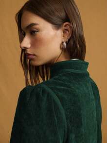 Chaqueta de terciopelo a medida con cuello alto y botones chinos detallados, que ofrece una silueta elegante y formal ideal para atuendos de invierno de mujer, vestimenta refinada para fiestas, estilo de verano y looks elevados de primavera. - Verde Oscuro 2 - Ver 5