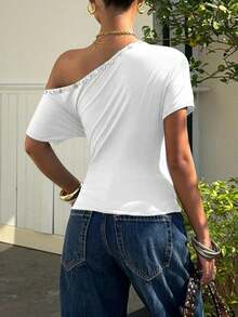 Vaiaye Kaos Wanita Longgar Kasual Leher Bulat Satu Bahu, Kaos Slim Fit dengan Dekorasi Kerang, Atasan Off-Shoulder Musim Semi/Panas Warna Putih - Putih - View 2