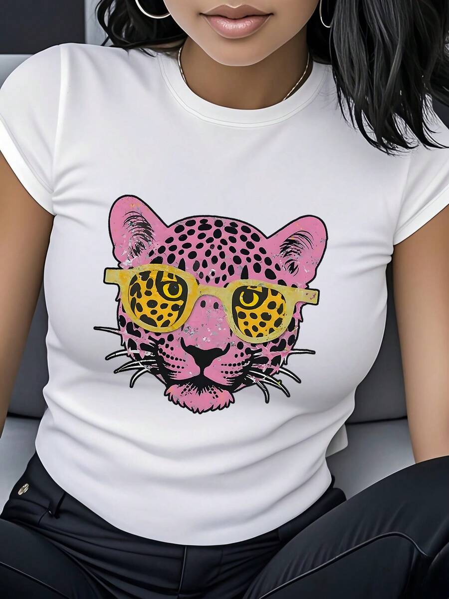 Pink Leopard Print T-Shirt And Sunglasses, Women's Short Sleeve Round Neck Clothing, Unique And Modern Urban Style, Couple Set, Best Friend Set, Casual Vacation Wear, Party And Meeting Gift, Surprise Birthday Gift, Essential For Summer Outings, Cool And Youthful Outfit, Highlights Unique Personality, Pure Cotton Printed T-Shirt For Women. - 白色 - 查看 1
