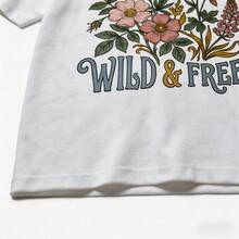 Playera Blanca/Negra con Diseño "Wild & Free", Camiseta Holgada con Flores y Frase Inspiradora, Estilo Boho y Vintage para Primavera/Verano - Blanco - Ver 3