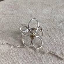 Un anillo de flor de margarita retro y exagerado con calado - Plateado - Ver 5