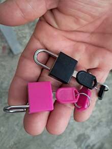2 piezas Candado de equipaje mini multicolor (Negro+Rosa Rojo) Candado de carcasa de plástico colorido de aleación de zinc, candado pequeño con llave para equipaje, mochila, candado de casillero del gimnasio, candado de maleta, juego de emparejamiento en el aula, etc., candado de maleta con llave, imprescindible para volver al colegio, imprescindible para el cartero - multicolor - Ver 2