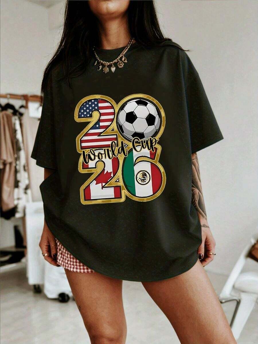 Símbolos de la unión entre México Estados Unidos y Canadá con balón celebrando la Copa Mundial 2026 camiseta para mujer 100% algodón cómoda y perfecta para fanáticas del fútbol - Negro - Ver 1