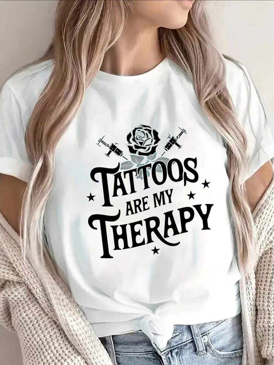 Camiseta ligera y duradera de manga corta con un diseño gráfico que dice 'Las tatuajes son mi terapia', ideal para salidas informales en casa, cafeterías o eventos al aire libre - Blanco - Ver 1