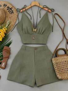 Conjunto informal de mujer con camiseta de tirantes con pliegues y nudo en el hombro, y pantalones cortos de unicolor - Verde militar - Ver 3